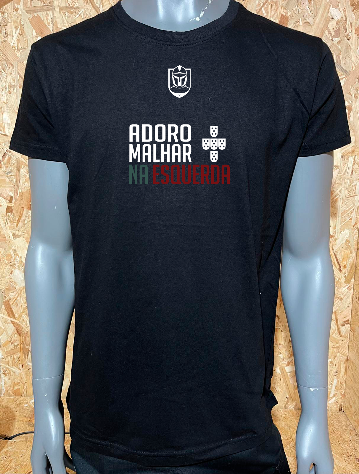 T-shirt Resiste - Adoro Malhar na Esquerda