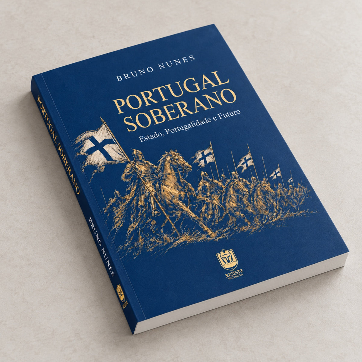 Mockup de Portugal Soberano deitado, com capa e lombada visíveis