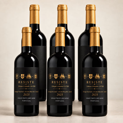 Caixa de seis garrafas de vinho tinto RESISTE, edição limitada 2025, com rótulos pretos e dourados numerados.