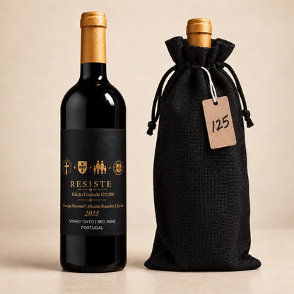 Vinho RESISTE 2025 com saco preto individual e etiqueta kraft numerada à mão, com cantos arredondados e cordão branco.